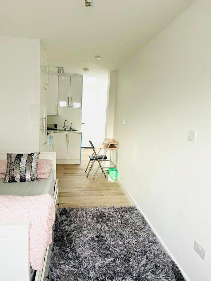 Lovely En-Suite Studio With Kitchen And Free Parking With Walking Distance To Tube Station And Short Train Ride To Central London!! Northwood  Exteriör bild
