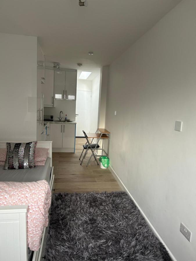 Lovely En-Suite Studio With Kitchen And Free Parking With Walking Distance To Tube Station And Short Train Ride To Central London!! Northwood  Exteriör bild